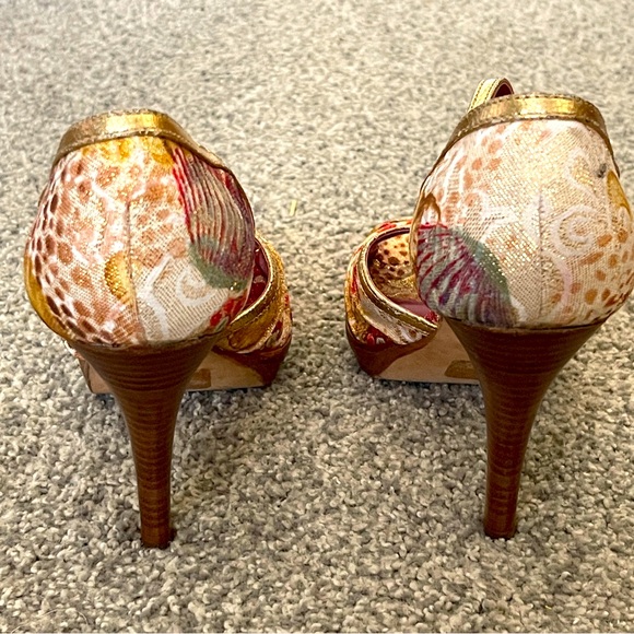 ALDO BARELY WORN SIZE 38 GOLD ACCENT PUMPS - Picture 4 of 8